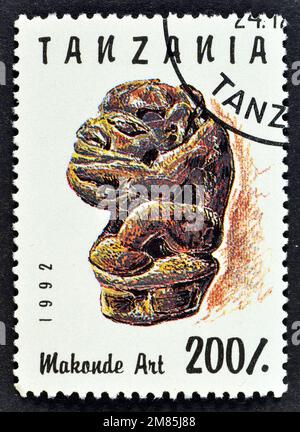 Timbre-poste annulé imprimé par la Tanzanie, qui montre Makonde Art, vers 1992. Banque D'Images