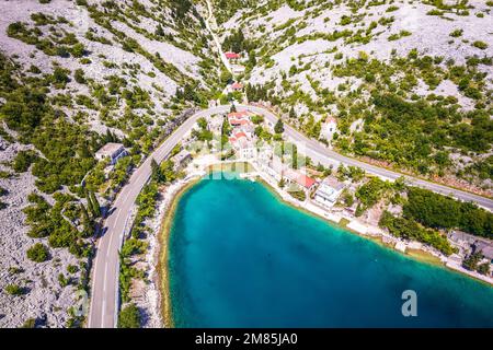 Pittoresque village de pêcheurs Tribanj sous la montagne Velebit vue aérienne, archipel de la mer Adriatique en Croatie Banque D'Images