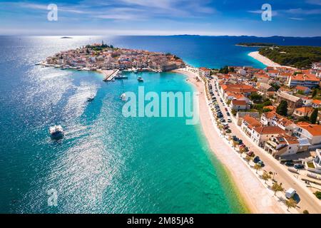 Ville pittoresque et plages de Primosten vue aérienne, archipel turquoise et architecture historique de la Croatie Banque D'Images