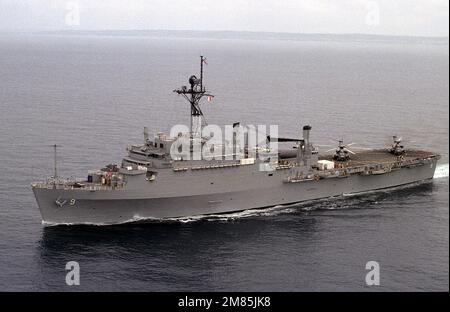 Vue sur l'avant-port du quai de transport amphibie USS DENVER (LPD-9) en cours au large de la côte sud de la Californie. Pays : Océan Pacifique (POC) Banque D'Images