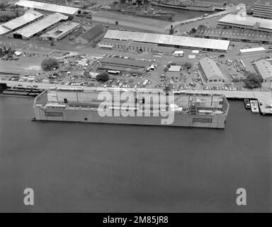 Une vue aérienne d'un sous-marin d'attaque nucléaire de classe Los Angeles dans le quai sec flottant auxiliaire moyen COMPÉTENT (AFDM-6). Base: Pearl Harbor État: Hawaï (HI) pays: Etats-Unis d'Amérique (USA) Banque D'Images