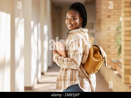 Portrait d'étudiant de collège, femme noire et université avec des livres et un sac à dos tout en marchant sur le campus. Jeune génération z femelle heureux de l'éducation Banque D'Images