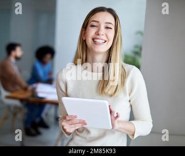 business femme d'affaires leader bourreau réunion tablette de bureau sourire portrait Banque D'Images