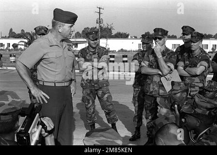 LE GÉN Paul X. Kelley, commandant du corps des Marines, parle avec les troupes à son arrivée à la station aérienne. Base: Station navale, Rota pays: Espagne (ESP) Banque D'Images