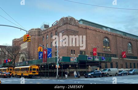 New York City, New York, États-Unis - 11 décembre 2022 : le 168th Street Armory Track and Field Center sur fort Washington Ave Banque D'Images