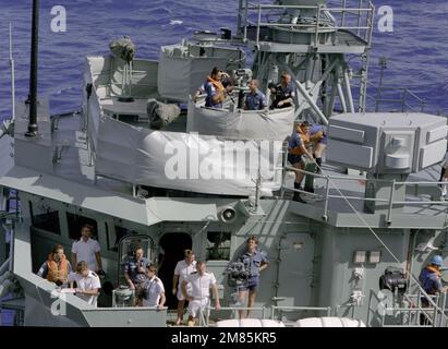 Un membre de l'équipage effectue un transport sur une ligne à bord de la frégate de missiles guidés australienne HMAS SYDNEY (FFG-03) observe les activités qui ont lieu au cours d'un exercice de reconstitution en cours avec le porte-avions USS CARL VINSON (CVN-70) à propulsion nucléaire. Pays : Océan Pacifique (POC) Banque D'Images