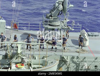 Les membres de l'équipage montent sur une ligne à bord de la frégate de missiles guidés australienne HMAS SYDNEY (FFG-03) observe les activités qui ont lieu au cours d'un exercice de reconstitution en cours avec le porte-avions à propulsion nucléaire USS CARL VINSON (CVN-70). Pays : Océan Pacifique (POC) Banque D'Images