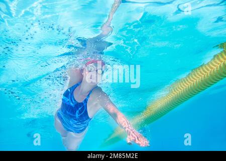 Nagez à votre meilleur. Photo sous l'eau d'une nageuse féminine. Banque D'Images