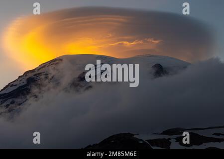 Une vue magnifique sur un nuage lenticulaire au-dessus du mont Rainier au coucher du soleil Banque D'Images