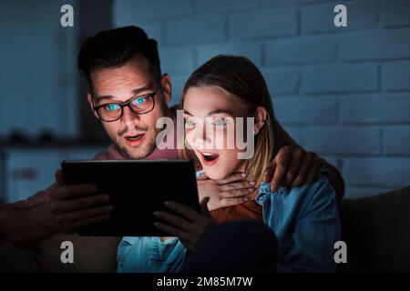 couple film nuit tc portable tablette amour regarder le divertissement Banque D'Images