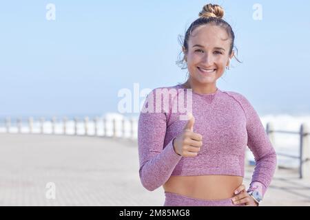 Bravo, courir et comme avec une femme de sport ou un coureur près de la plage pour le cardio ou l'endurance. Gagnant, motivation et forme physique avec une athlète féminine Banque D'Images