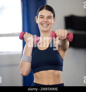 Fitness, exercice et femme faisant le musculation en salle de gym pour un style de vie sain, bien-être et cardio. Sports, haltères et fille pour l'entraînement de bodybuilder Banque D'Images