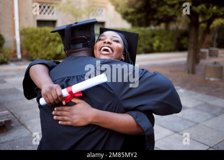 Éducation, étudiants et hug pour la remise des diplômes, la célébration et le bonheur en plein air, le sourire et le succès. Connaissance, homme et femme avec réalisation, degré Banque D'Images