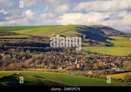 Alfriston village et église nichée dans les collines et la campagne sud-est du Sussex sud-est de l'Angleterre Banque D'Images