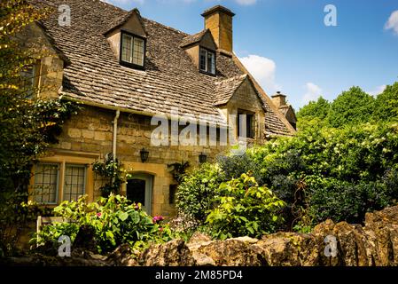 Entrée voûtée et fenêtres à meneaux dans le Cotswold Village de Stanton, Angleterre. Banque D'Images