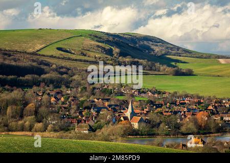 Alfriston village et église nichée dans les collines et la campagne sud-est du Sussex sud-est de l'Angleterre Banque D'Images