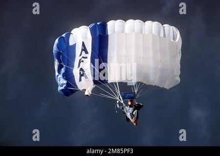 Un cadet glisse vers une cible lors d'un saut de démonstration par les États-Unis L'équipe de parachutisme « Wings of Blue » de l'Académie de la Force aérienne. L'équipe est divisée en deux groupes : les membres de l'équipe de compétition, qui font face à d'autres parachutistes universitaires du pays, et les cavaliers de l'équipe de démonstration, qui participent à des événements publics. Base: Colorado Springs État: Colorado (CO) pays: Etats-Unis d'Amérique (USA) Banque D'Images