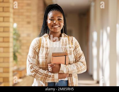 Visage, portrait d'étudiant et femme noire à l'université prête pour l'apprentissage, les buts ou les cibles. Éducation, bourse et bonne apprenant de sexe féminin du Sud Banque D'Images