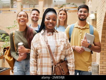 Portrait de groupe, étudiants et amis à l'université se préparer à l'apprentissage. L'éducation, la bourse ou les gens heureux debout ensemble à l'école Banque D'Images