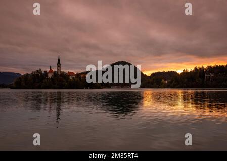 Réflexions au lever du soleil sur le lac Bled en Slovénie, Europe UE Banque D'Images