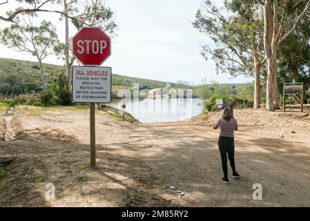 Malagas, Afrique du Sud - 24 septembre 2022 : attente du ferry pour traverser la rivière Breede à Malagas, dans la province du Cap occidental. Une personne et un signal d'arrêt Banque D'Images