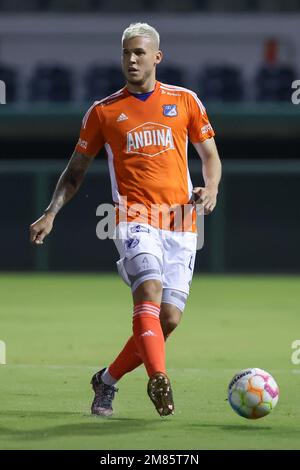 11 janvier 2023: Le défenseur du FC Millonarios JUAN PABLO VARGAS (4) dribbles le ballon pendant le match de soccer amical de Hertha BSC vs Millonarios FC au stade Osceola Heritage Park à Kissimmee, FL sur 11 janvier 2023. (Credit image: © Cory Knowlton/ZUMA Press Wire) USAGE ÉDITORIAL SEULEMENT! Non destiné À un usage commercial ! Banque D'Images