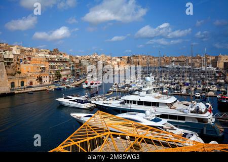 Vue sur le port de plaisance de Grand Harbour Vittoriosa, Malte, Europe Banque D'Images