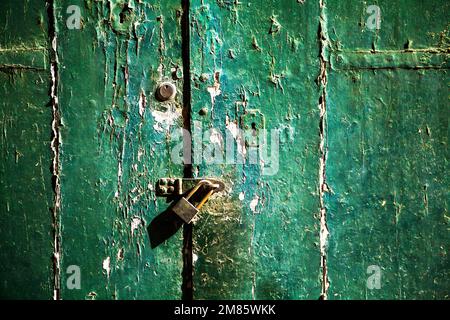 Serrure de porte rouillée avec pêne dormant, sur porte en bois abîmée, Valette, Malte, Europe Banque D'Images