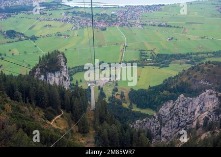 Vue sur le dessus du téléphérique de Tegelberg près de Schwangau, Bavière Allemagne, Europe UE Banque D'Images