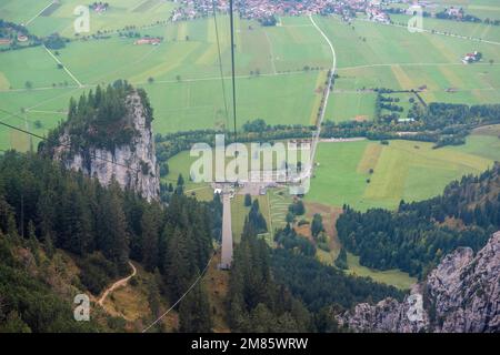 Vue sur le dessus du téléphérique de Tegelberg près de Schwangau, Bavière Allemagne, Europe UE Banque D'Images