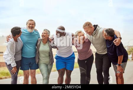 Fitness, groupe de personnes âgées et sourire à l'extérieur ensemble pour la motivation de l'exercice, le soutien de santé de retraite et la diversité sur l'entraînement d'entraînement Banque D'Images