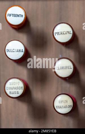 Une sélection de boutons d'arrêt sur un orgue d'église Banque D'Images