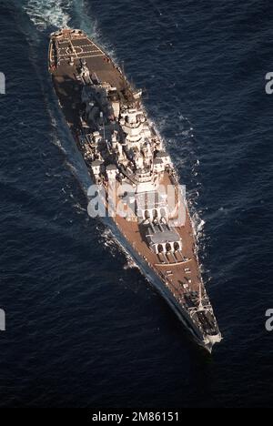 Une vue aérienne à tribord de l'arc du cuirassé USS MISSOURI (BB-63) est en cours. Pays : inconnu Banque D'Images