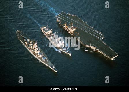 Vue aérienne du graisseur USNS KAWISHIWI (T-AO-146), du centre, du cuirassé USS MISSOURI (BB-63), du fond et du porte-avions USS KITTY HAWK (CV-63) participant à une opération de réapprovisionnement en cours. Pays : inconnu Banque D'Images