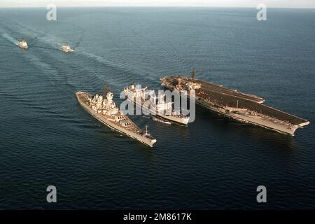 Vue aérienne à tribord du lubrificateur USNS KAWISHIWI (T-AO-146), du centre, du cuirassé USS MISSOURI (BB-63), du fond et du porte-avions USS KITTY HAWK (CV-63) participant à une opération de reconstitution en cours. La frégate de missile guidé USS RAMSEY (FFG-2) est en arrière-plan. Pays : inconnu Banque D'Images