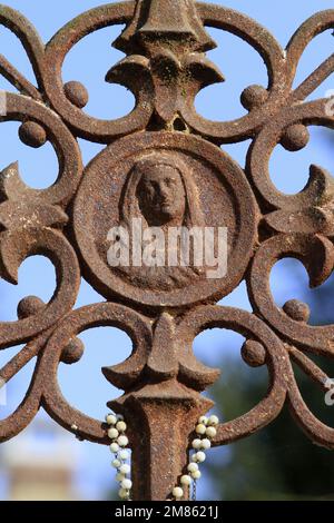 Portrait de la Vierge-Marie sur une croix en fer protégé. Crécy-la-Chapelle. Seine-et-Marne. France. Europe. Banque D'Images