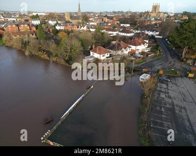 Hereford, Herefordshire, Royaume-Uni – jeudi 12th janvier 2023 – Météo au Royaume-Uni – Avertissement d'inondation pour Hereford - vue aérienne des inondations le long de la rivière Wye lorsqu'elle traverse Hereford avec des eaux d'inondation au-dessus de la rive et dans les parkings et les terrains de sport au bord de la rivière Greyfriars. À 3pm, la rivière Wye était à 4,45m et en hausse - il est prévu qu'elle cultisera entre 5m et 5,50m au cours de la nuit ce qui inonderait certaines propriétés riveraines. Plus de pluie est prévu. Photo Steven May / Alamy Live News Banque D'Images