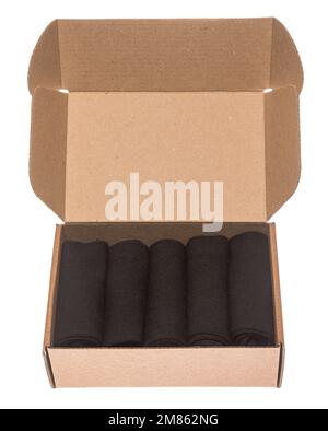 Ouvrez la boîte postale ondulée pliable avec 5 paires de chaussettes noires isolées sur fond blanc Banque D'Images