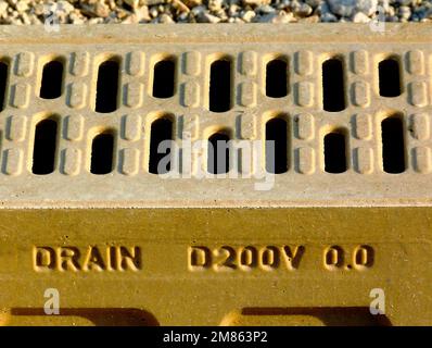 détail des grilles de tranchées en céramique pour évacuation des orages pendant la construction. évacuation des eaux pluviales et eaux usées. orifices de vidange sur le dessus. remplissage de gravier sur le côté. Banque D'Images