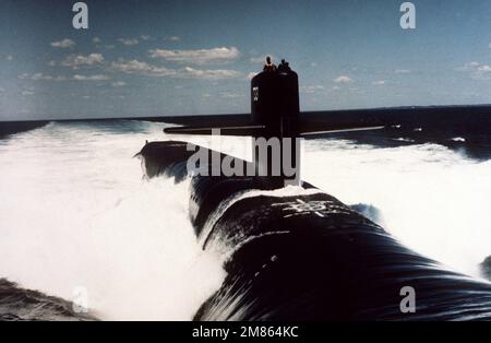 Une vue à tribord du sous-marin de missiles stratégiques à propulsion nucléaire USS NEVADA (SSBN-733) est en cours. Pays : inconnu Banque D'Images