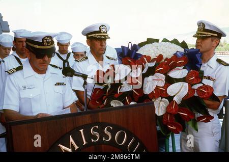 Aumônier (CMDR. LT) Thomas Dansak, à gauche, CAPT. Andrew Fahy, commandant, centre et aumônier (CMDR.) Victor H. Smith rend hommage au USS ARIZONA Memorial avec une couronne du pont du cuirassé USS MISSOURI (BB-63). Le bateau s'arrête à Hawaï avant une croisière en Australie et dans le monde entier. Base: Pearl Harbor État: Hawaï (HI) pays: Etats-Unis d'Amérique (USA) Banque D'Images