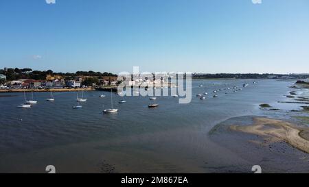 Photo aérienne du village portugais de Seixal, situé près de Lisbonne sur le Tage avec un petit port et une belle plage. Banque D'Images