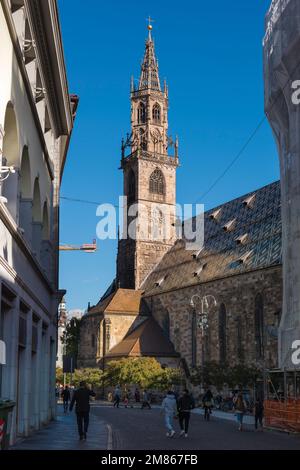 Cathédrale de Bolzano Italie, vue sur le clocher gothique, ou campanile, s'élevant du côté nord de la cathédrale dans le centre de Bolzano, Italie Banque D'Images