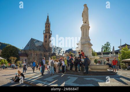 Piazza Walther Bolzano, vue en été de la Piazza Walther dans le centre de Bolzano avec la cathédrale médiévale (Dom) et la tour visible au-delà, Italie Banque D'Images