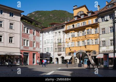 Rathausplatz Bolzano, vue sur les boutiques et les bâtiments historiques de la Piazza del Municipio (Rathausplatz) dans le centre-ville de Bolzano, Italie Banque D'Images