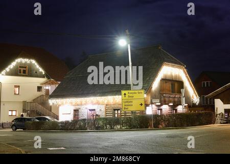 L'auberge Lukn'a est située dans le village alpin de Mojstrana, dans les Alpes juliennes, en Slovénie Banque D'Images