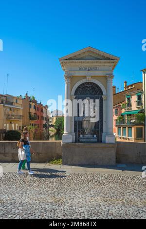 Christianisme Europe, point de vue de jeunes femmes italiennes passant une Madonna et un enfant se trouvent dans une niche sur le Ponte Molino (pont romain) à Padoue, en Italie Banque D'Images