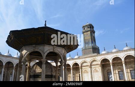 Fontaine d'ablution et tour de l'horloge dans la cour de la grande mosquée de Muhammad Ali Pasha ou mosquée d'albâtre à la Citadelle du Caire, Salah El DIN Banque D'Images