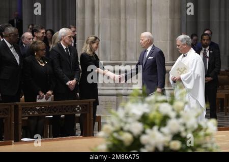 Le président des États-Unis Joe Biden arrive jeudi à 12 janvier 2023 pour assister à un service commémoratif de l'ancien secrétaire américain à la Défense Ashton Baldwin carter dans la cathédrale nationale de Washington. Crédit: Chris Kleponis / piscine via CNP Banque D'Images