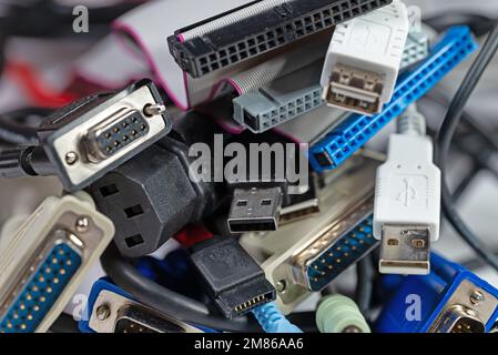 Plusieurs câbles d'ordinateur différents dans un gros plan Banque D'Images